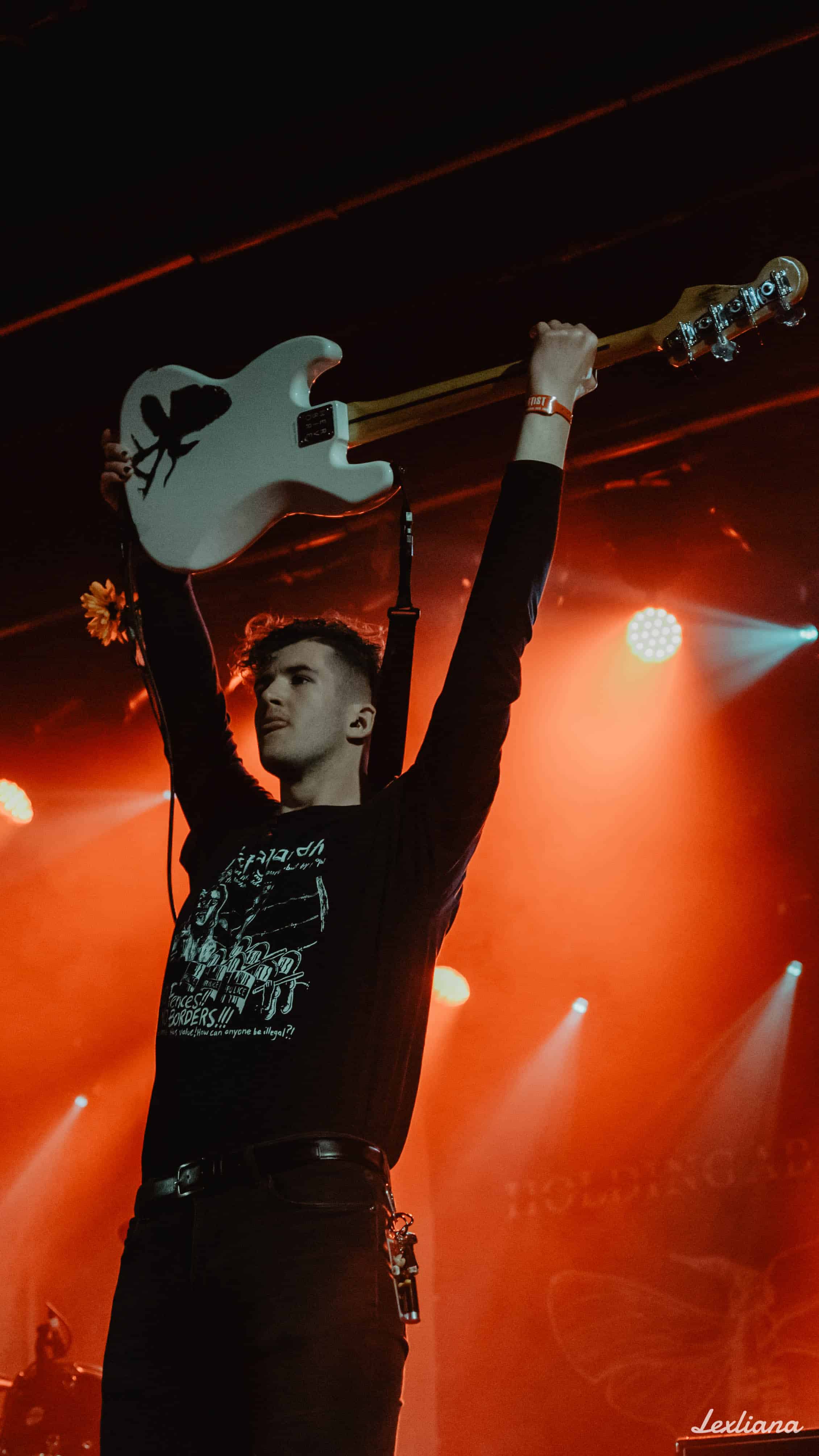 AR_Holding_Absence_14 AR_Holding_Absence_14