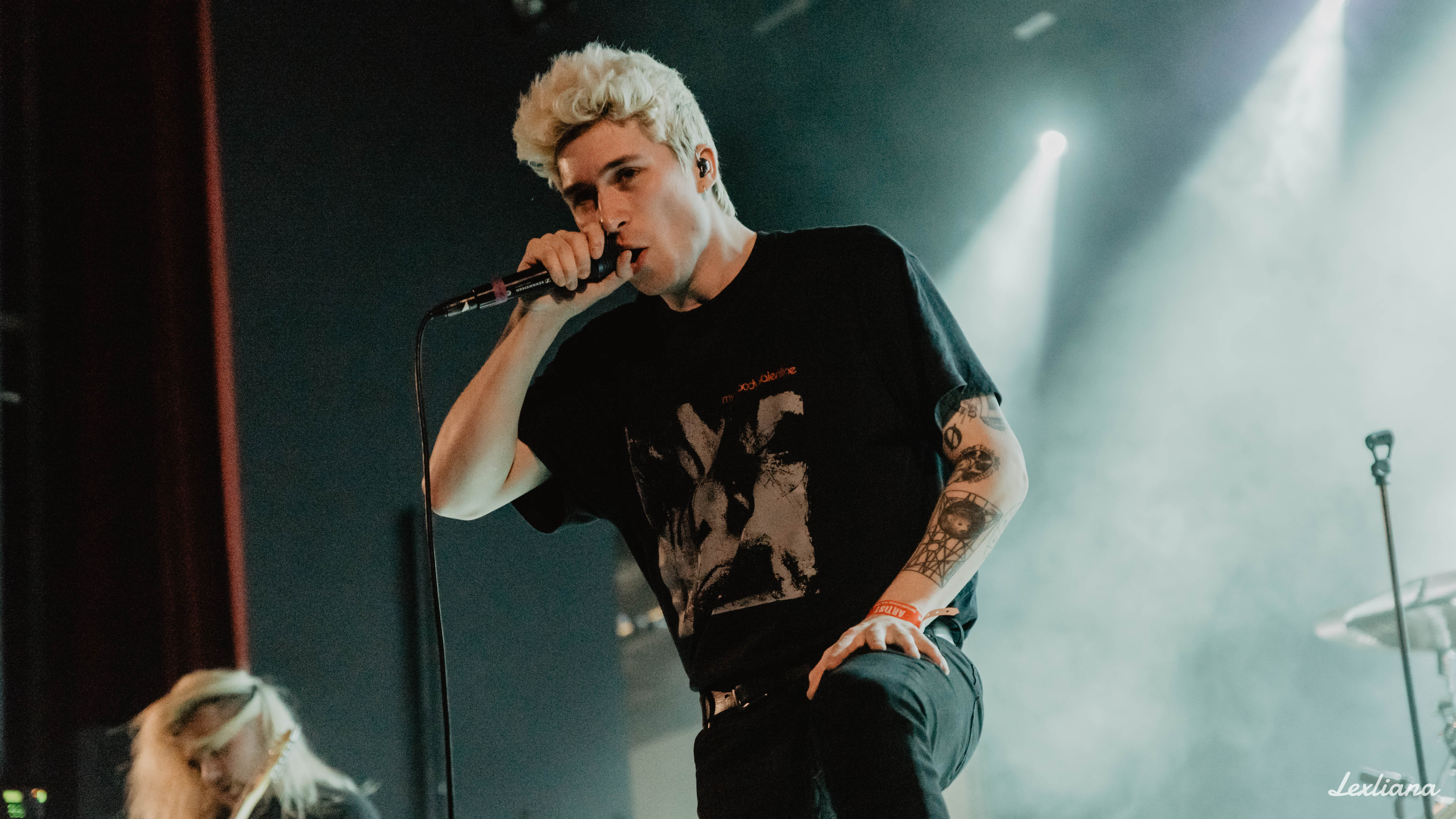 AR_Holding_Absence_19 AR_Holding_Absence_19