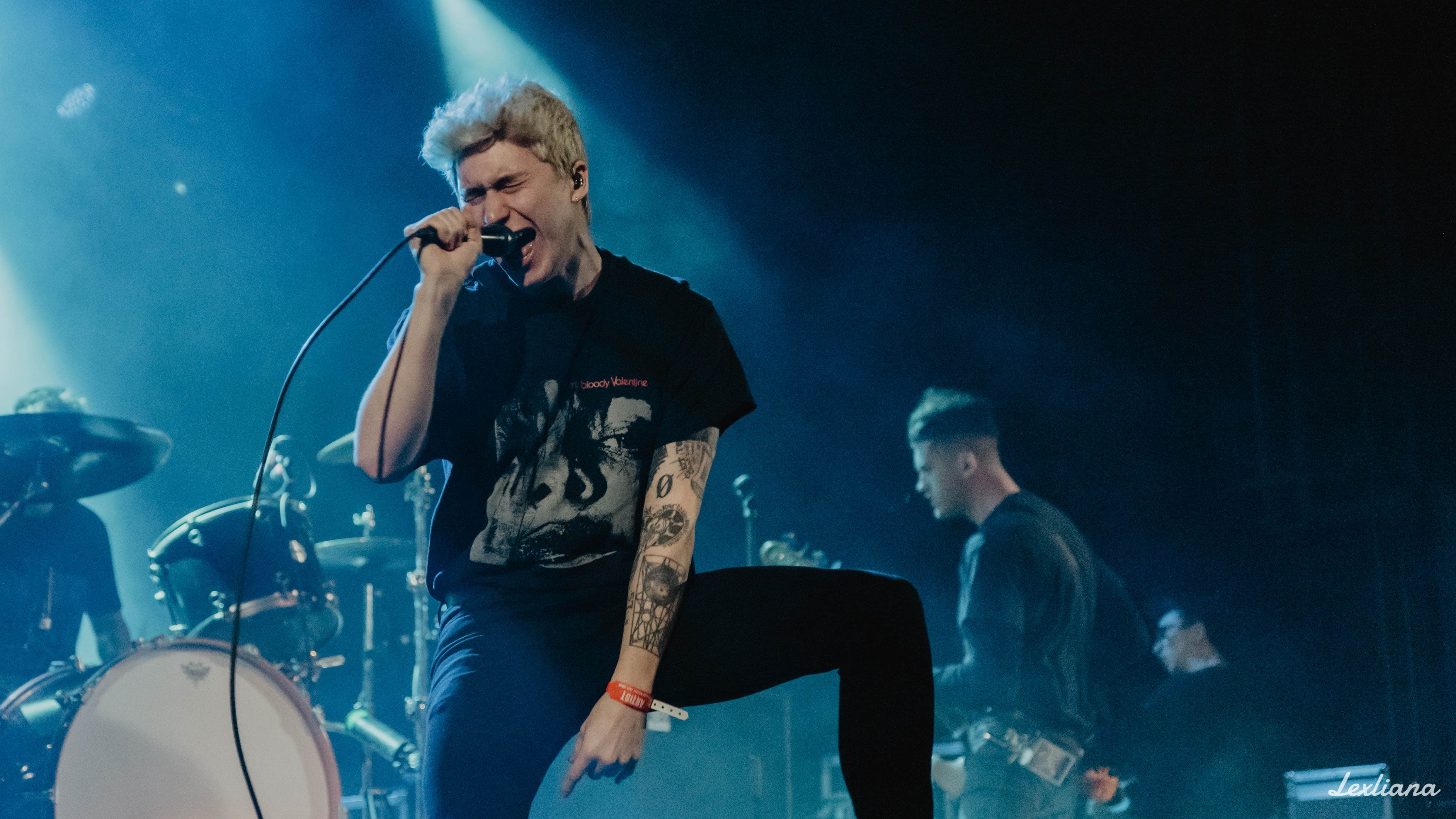 AR_Holding_Absence_4 AR_Holding_Absence_4