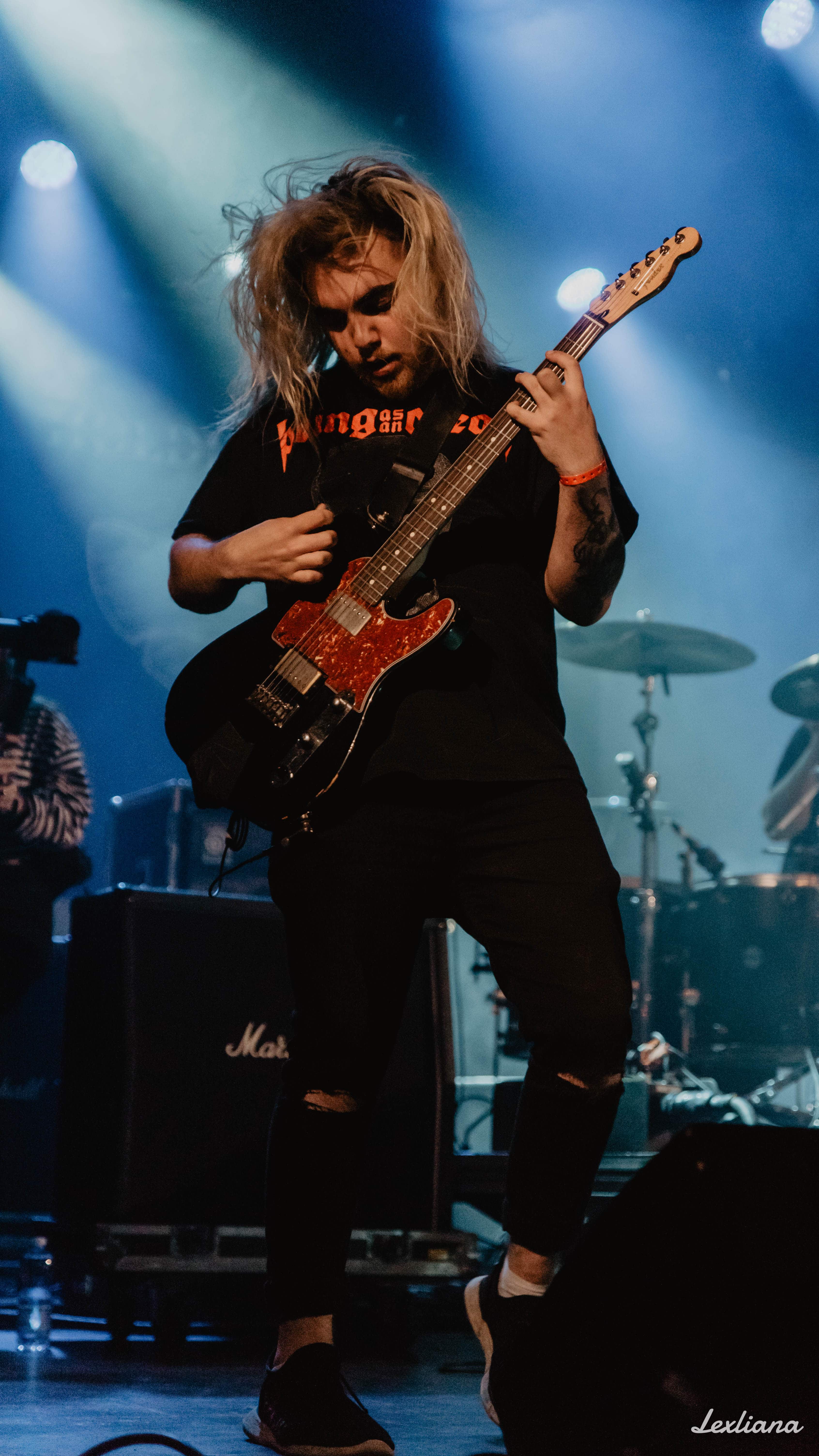 AR_Holding_Absence_5 AR_Holding_Absence_5