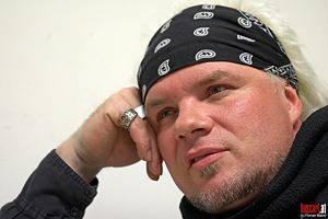 sts-head eric fish on tour