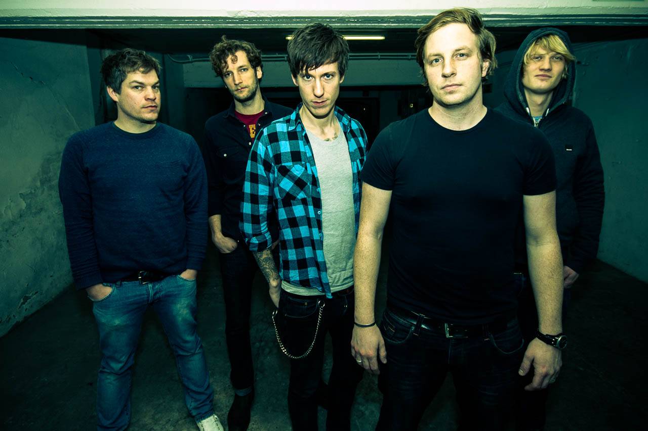 December Peals melde sich mit neuem Album und Video zurÃ¼ck!