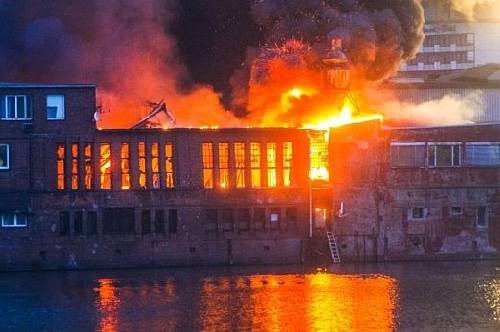 GAMMA RAY, BLACK HAWK, CHAINREACTION, DARK AGE – Grossbrand in Hamburg