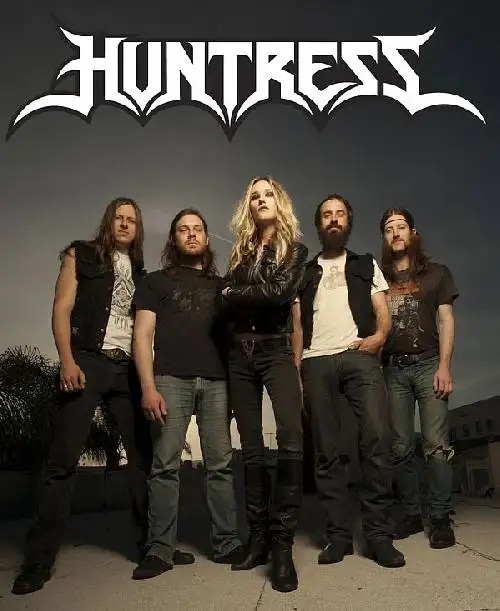 metal barbie auf tour – huntress