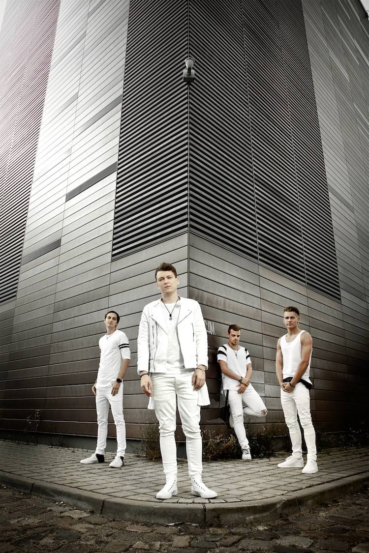 Bei Druck diese Bildes Verpflichtung der Namensnennung. Zu nennen ist: Fotograf Eric Anders Nach § 13 UrhG " Der Urheber hat das Recht auf Anerkennung seiner Urheberschaft am Werk. Er kann bestimmen, ob das Werk mit einer Urheberbezeichnung zu versehen und welche Bezeichnung zu verwenden ist." Englisch With pressure this picture obligation of the name naming. Is to be called: Photographer Eric Anders After §13 UrhG " The originator has the right on recognition of his authorship at work. He can determine whether the work is to be provided with an originator's name and to be used which name."