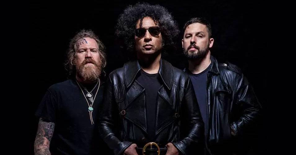 Giraffe Tongue Orchestra vereinen Kill Bill und Grindhouse in neuem „Blood Moon“ Video