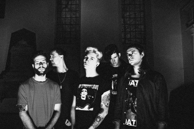 HOLDING ABSENCE – signen bei SHARP TONE und bringen Musikvideo „Dream Of Me“