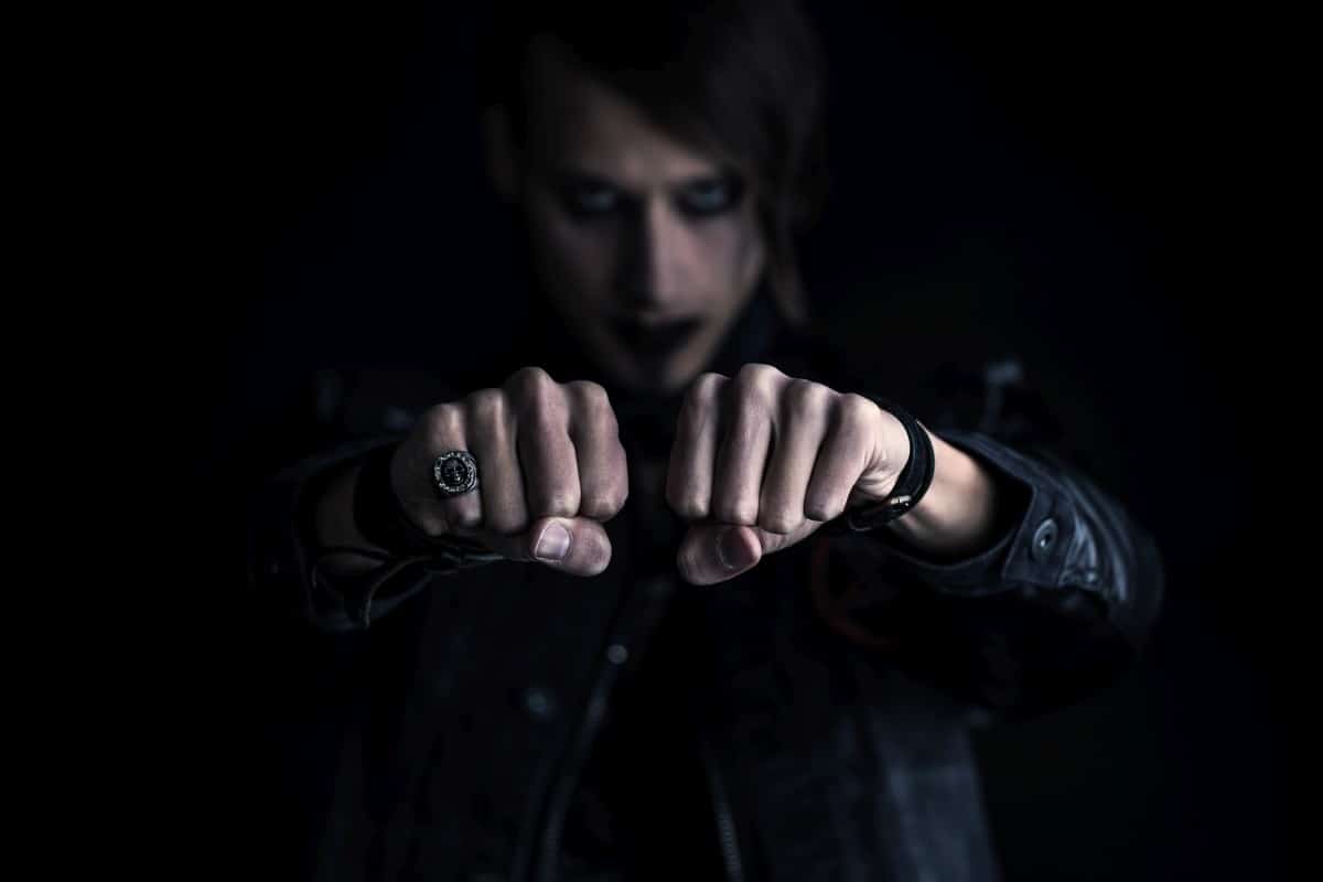 SCHWARZER ENGEL – „Gott ist im Regen“