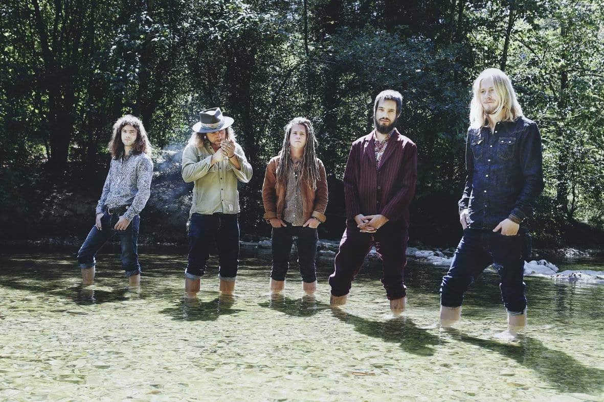 JACK SLAMER steht das Wasser bis zu den Knien