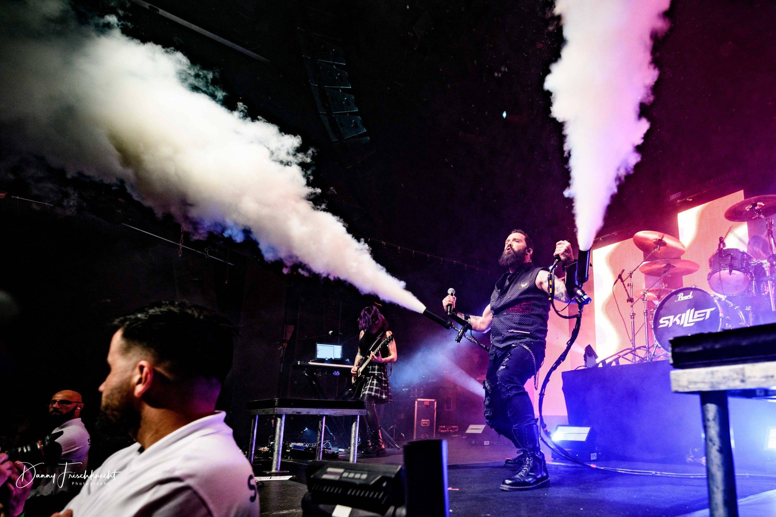 KOMPLEX 457 brennt – SKILLET haben Feuer gelegt